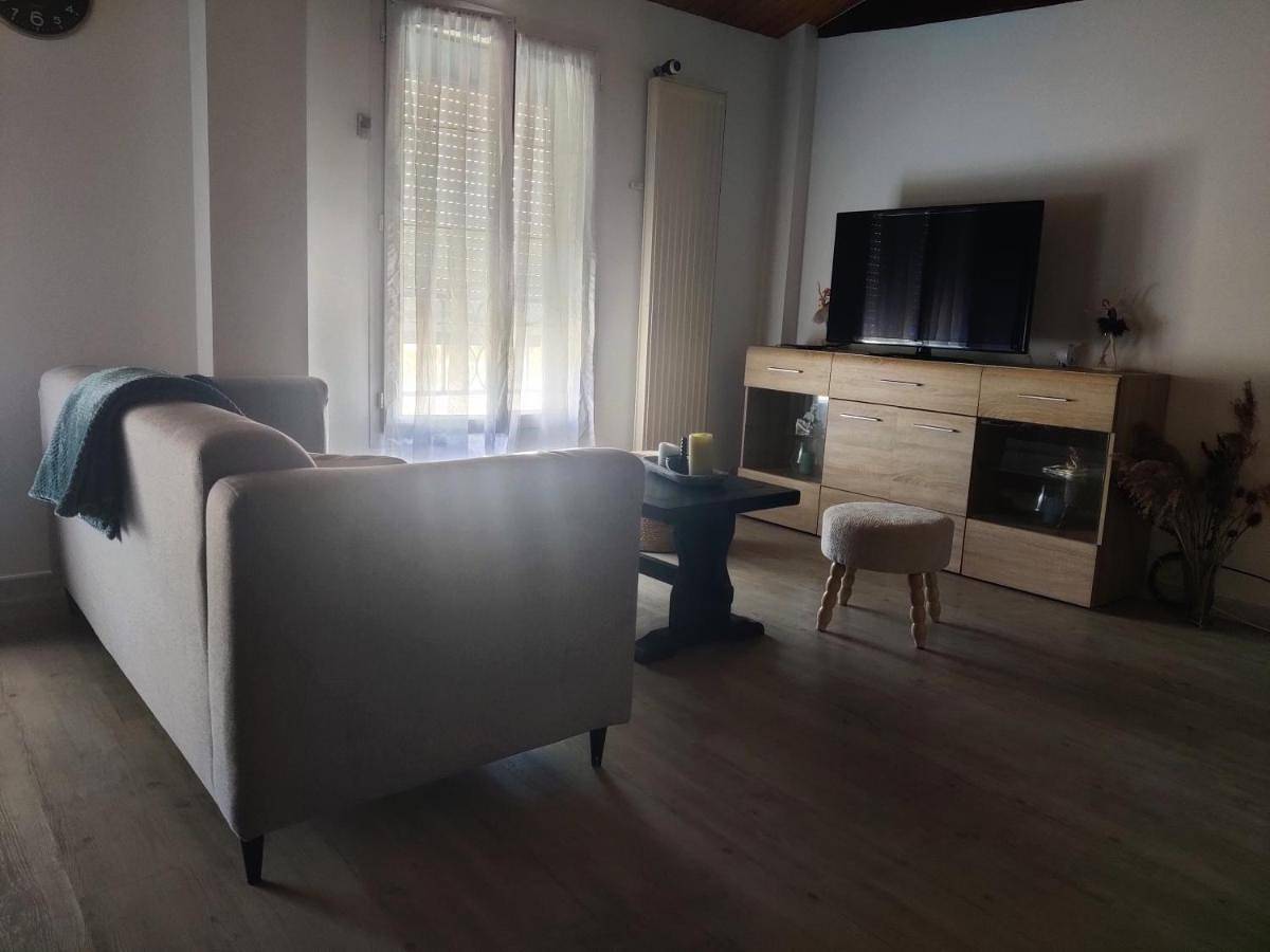 Appartement entier, Two-Bedroom Apartment in Champagné-les-Marais, Fontenay-le-Comte