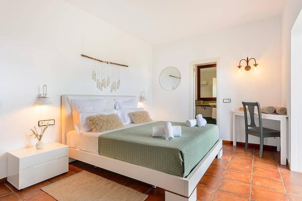 Luxury villa with private pool, 10 mins from the beach in Santa Gertrudis de Fruitera, Santa Eulària des Riu
