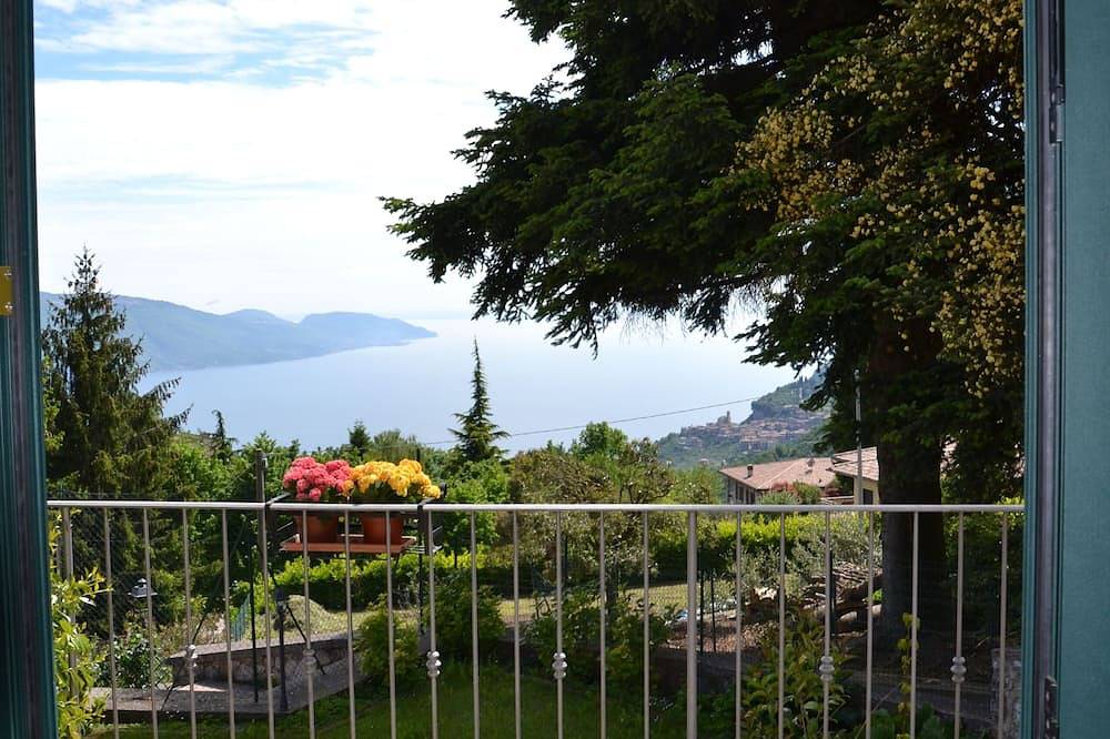 Ganze Wohnung, Schoener Seeblick,Grosse Terasse,Haustiere erlaubt,Garten und Parkplatz in Tignale, Gardasee-Berge