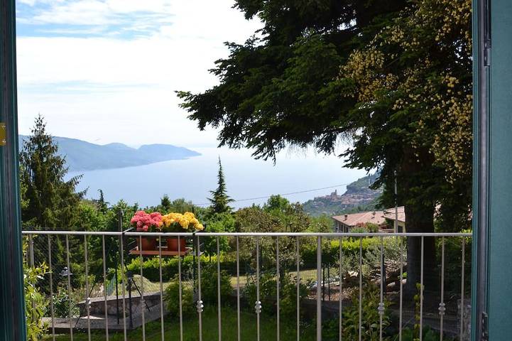 Location de vacances pour 6 personnes, avec balcon ainsi que jardin et sauna à Tignale