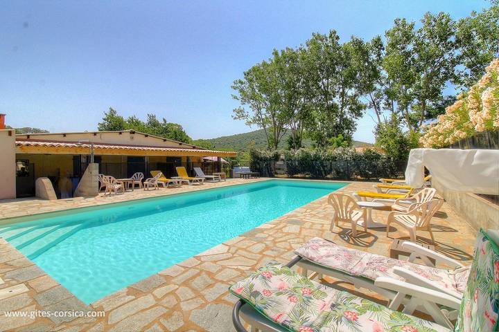 Gîte pour 4 personnes, avec Terrasse et Piscine à Pianottoli-Caldarello - 2