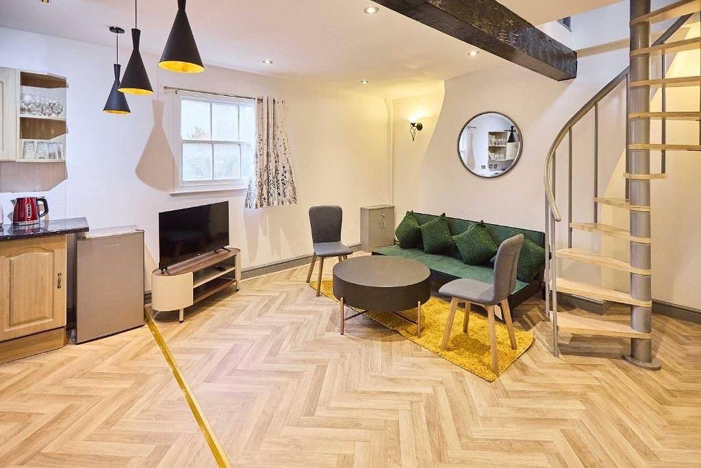 Entire holiday apartment, 1 Bed Flat - Sleeps 2 - Parking - Wifi in Nottingham, East Midlands