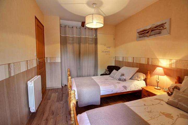 Gîte pour 4 personnes, avec jardin ainsi que piscine et terrasse à Plouasne