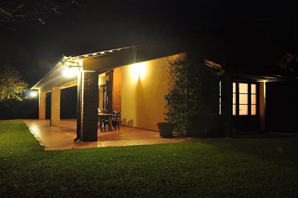 Podere Campi Al Mare, Casa Olivo - Wifi - Pool - privater Garten - Whirlpool in Castagneto Carducci, Etruskische Küste