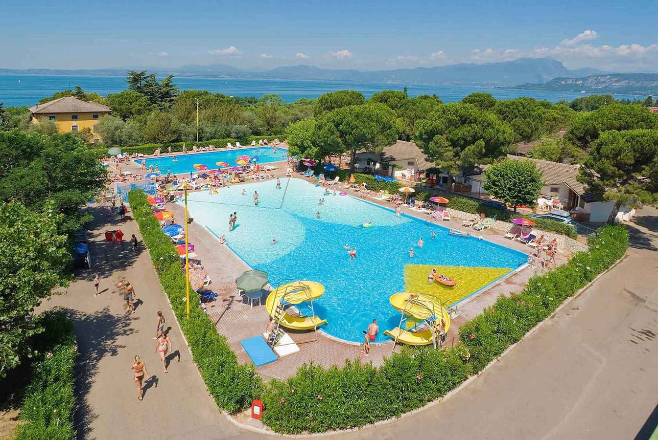 Stacaravan met airconditioning, terras en zwembad  in Cisano, Bardolino