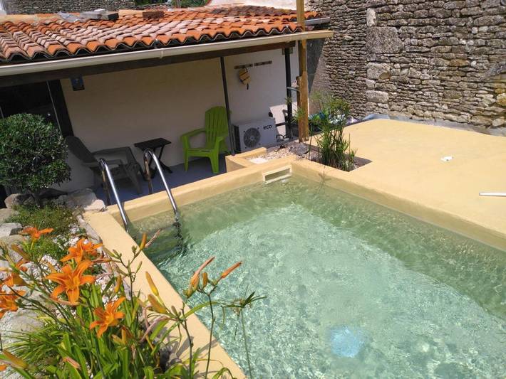 Location de vacances pour 3 personnes, avec Terrasse ainsi que Jardin et Piscine dans Charentenay