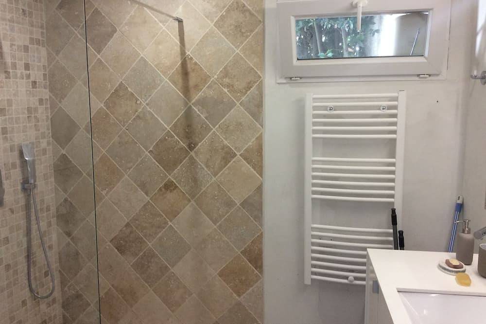 Charming cottage with terrace and garden view, 500 m from the beach. in Ouistreham, Caen und Umgebung