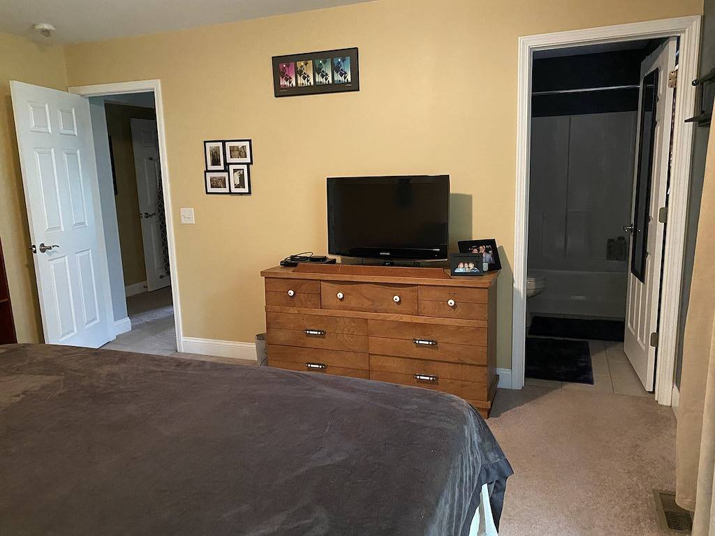 Comfy, open floorplan within walking distance of Maplewood in St. Louis, Missouri