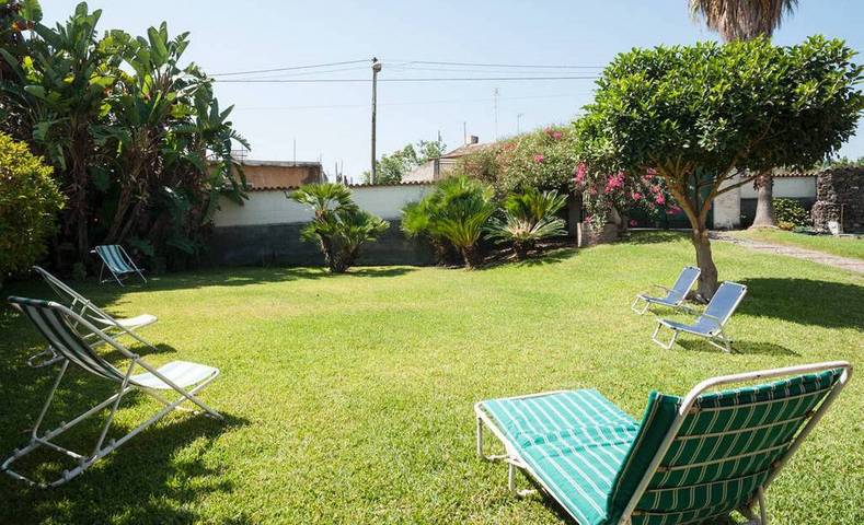 Location de vacances pour 4 personnes, avec jardin à Acireale