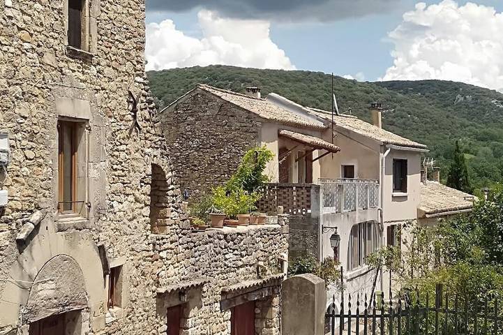 Location de vacances pour 10 personnes, avec balcon et jacuzzi, animaux acceptés à Saint-André-de-Roquepertuis