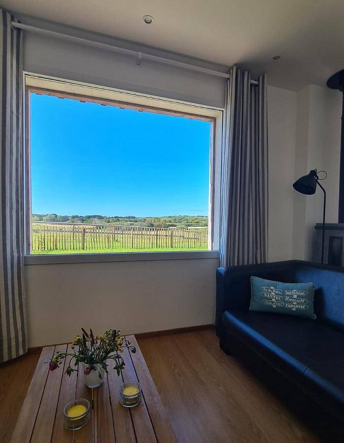 Location de vacances pour 4 personnes, avec terrasse ainsi que vue et jardin à Plougoulm