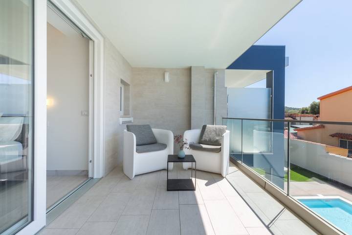 Ganzes Studio, Apartment "Residence Meridian Unità 7" in Strandnähe mit Bergblick, Pool, A/C, Wlan und Balkon in Villa San Pietro, Cagliari Provinz