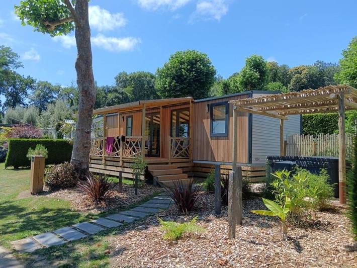 Camping pour 8 personnes, avec Terrasse et Jacuzzi ainsi que Jardin et Piscine