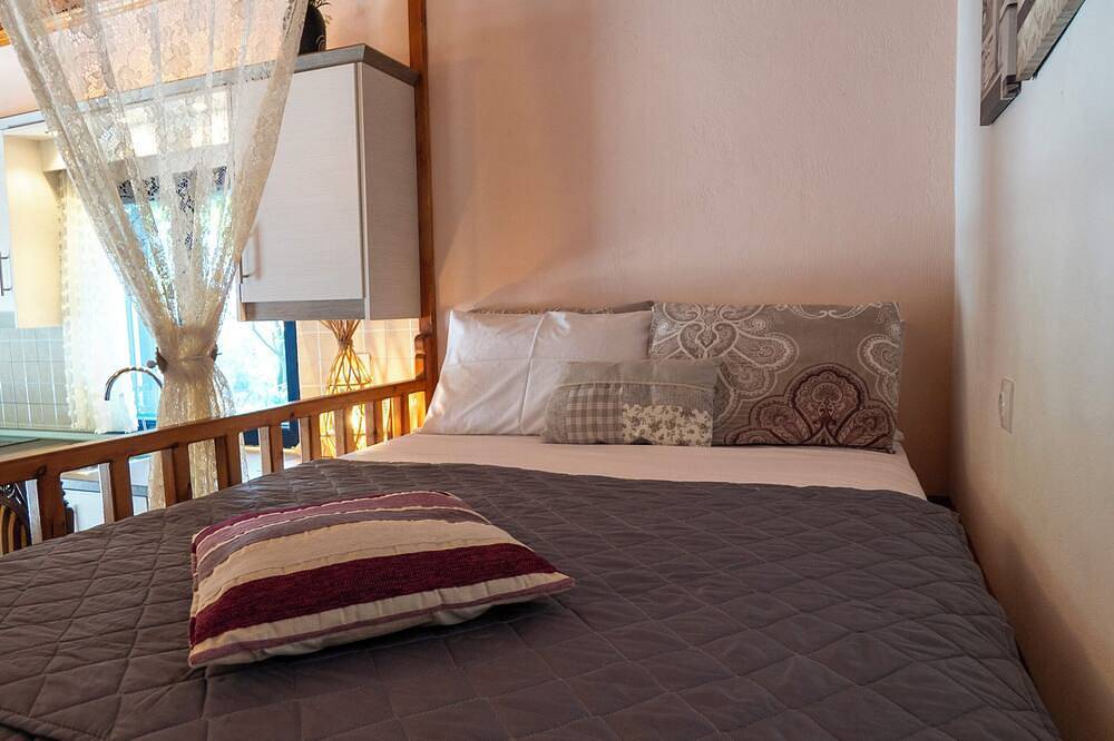 Hilltop Retreat with Sea Views – 15 Min Walk to Kyra Panagia Beach in Karpathos