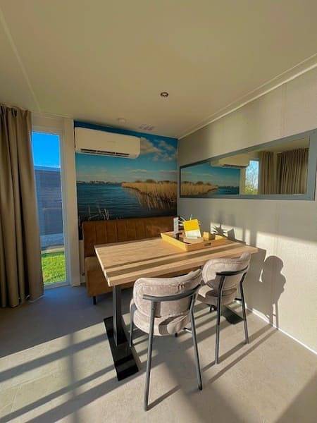Wohnwagen für 4 Personen, mit Balkon/Terrasse und Terrasse sowie Seeblick in Friesland - 4