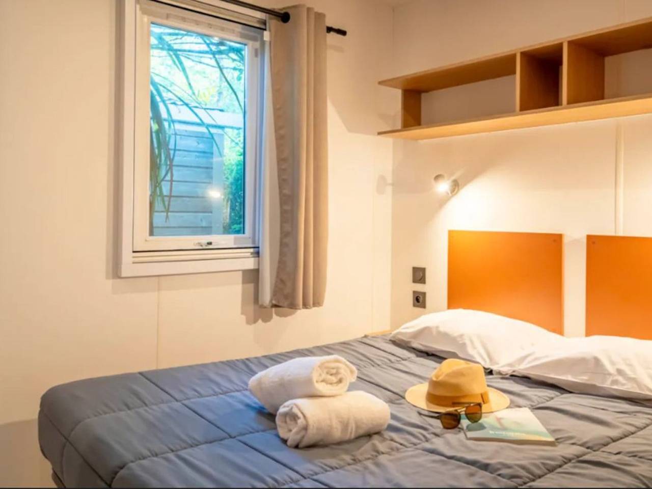 Mobilheim mit Terrasse in Rivedoux-Plage in Rivedoux-Plage, Ile de Re