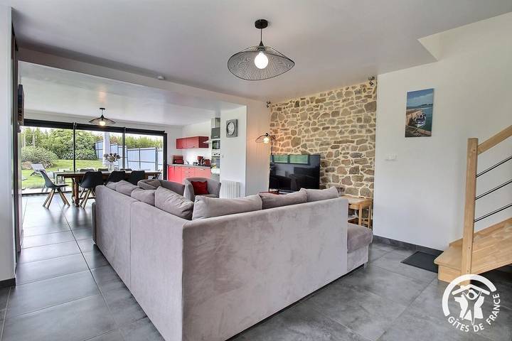 Gîte pour 7 personnes, avec Terrasse ainsi que Jardin et Piscine à Coatréven - 2
