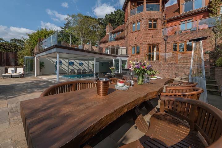 Castle for 16 people, with pool and garden in Hampshire