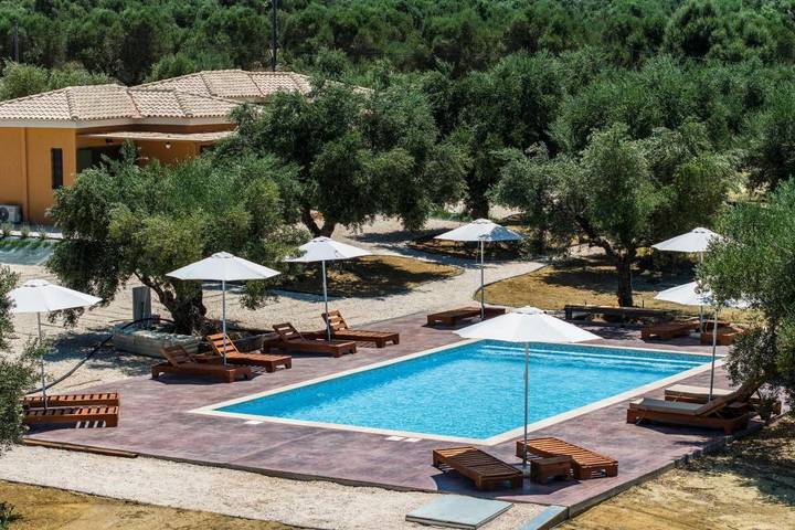 Hôtel pour 4 personnes, avec Terrasse et Jardin ainsi que Piscine et Vue