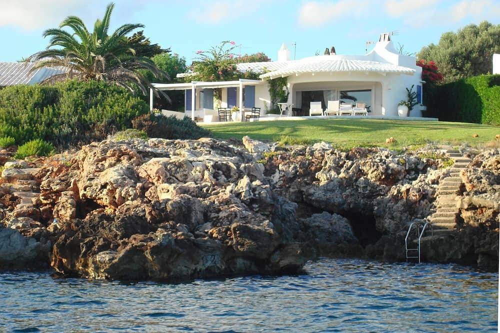 Front-line villa with free Wifi in Binisafuller Platja, Sant Lluís