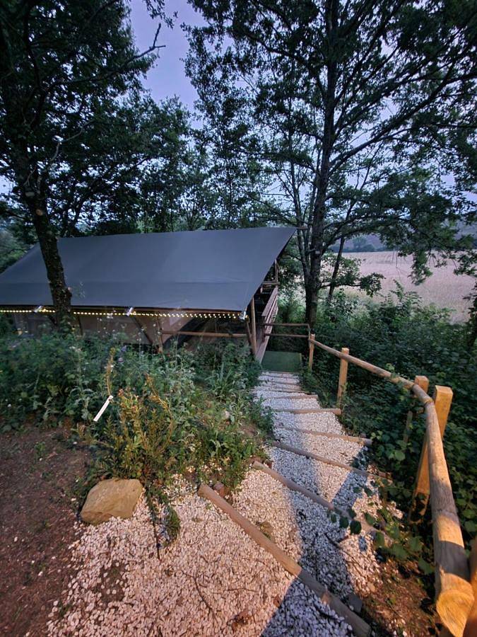 Tente pour 5 personnes, avec Terrasse et Jacuzzi ainsi que Jardin et Piscine dans le Gers