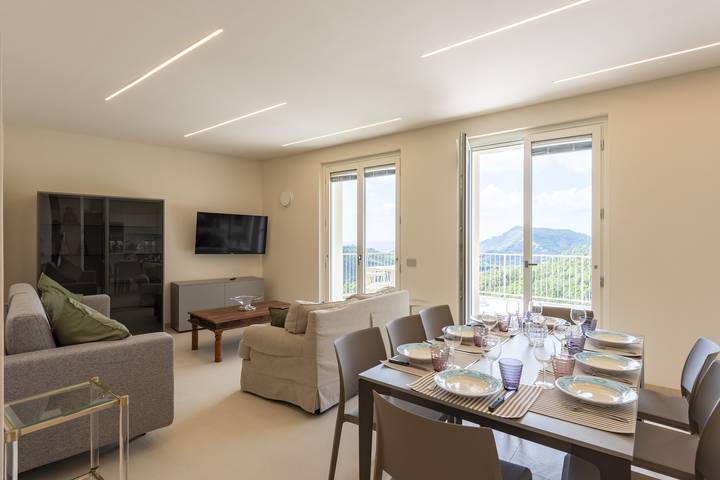 Appartamento per 9 persone, con piscina e balcone nonché vista oceano, adatto a famiglie con bambini in Casarza Ligure