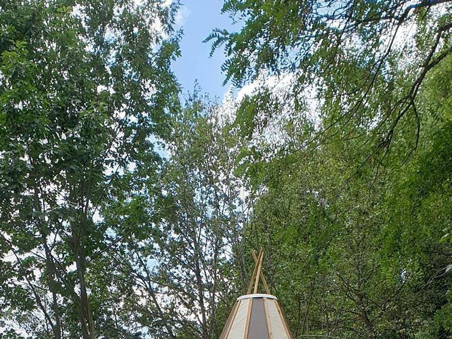 Camping Sunêlia La Source - Hébergement 5 personnes - Tipi Home 3ch 5pers - sans sanitaire - 34m2 in Thérondels, Massif central