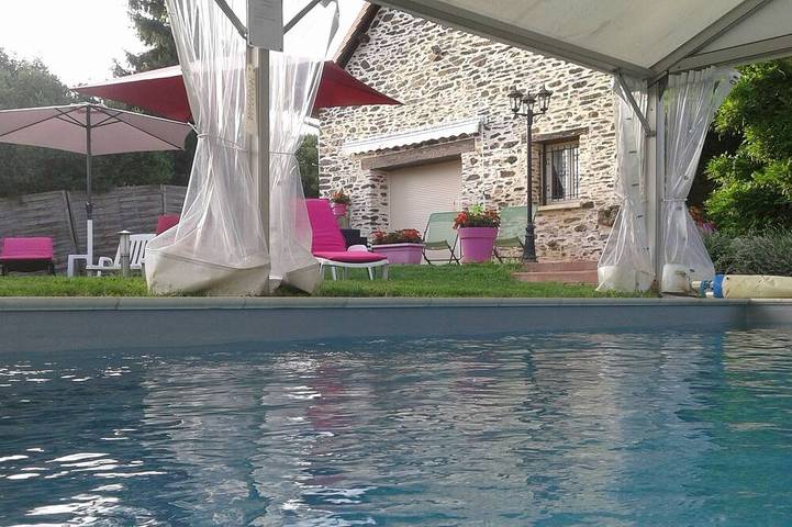 Gîte pour 6 personnes, avec jardin ainsi que jacuzzi et sauna, animaux acceptés à Sarlande