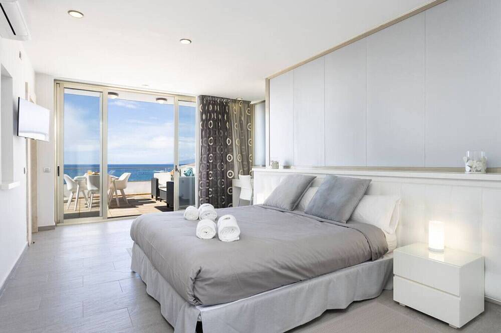 Entire apartment, Luxury oceanfront penthouse with terrace in La Caleta, Adeje