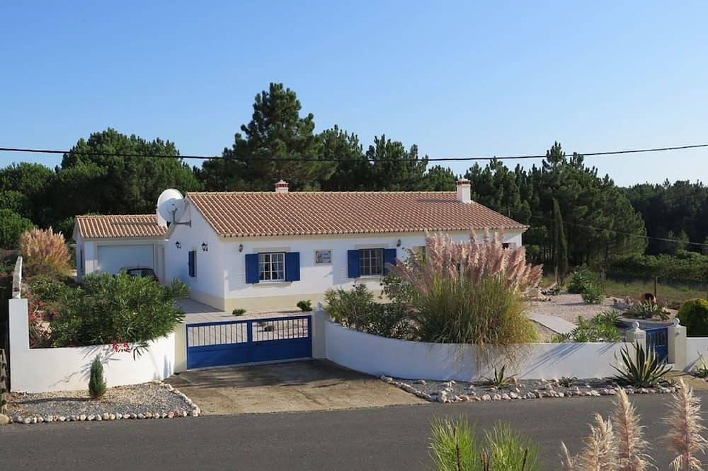 Außergewöhnliche Villa in privater Lage in Strandnähe in Arrifana, Aljezur