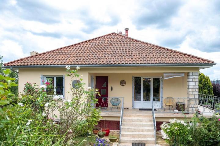 Location de vacances pour 7 personnes, avec piscine ainsi que balcon et jardin à Badefols-d'Ans