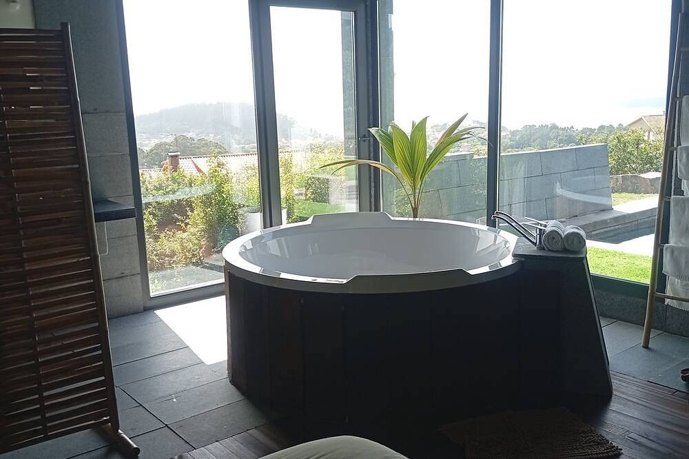 Black House heated swimming pool in Marín, Rías Baixas