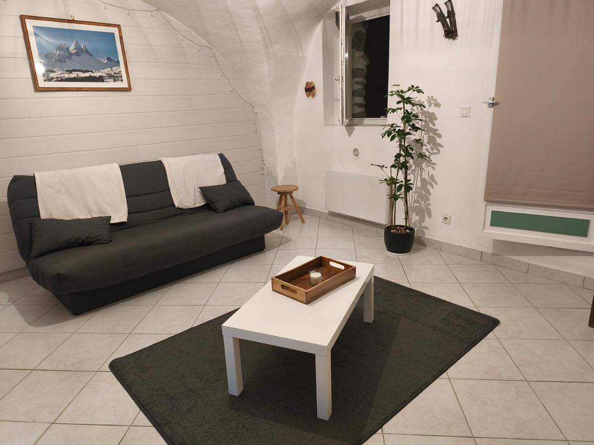 Appartement entier, One-Bedroom Apartment in Sainte-Marie-de-Cuines, Région de Saint-Jean-de-Maurienne