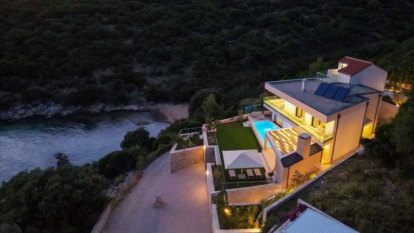 Villa für 12 Personen, mit Balkon/Terrasse und Garten sowie Pool in Novalja