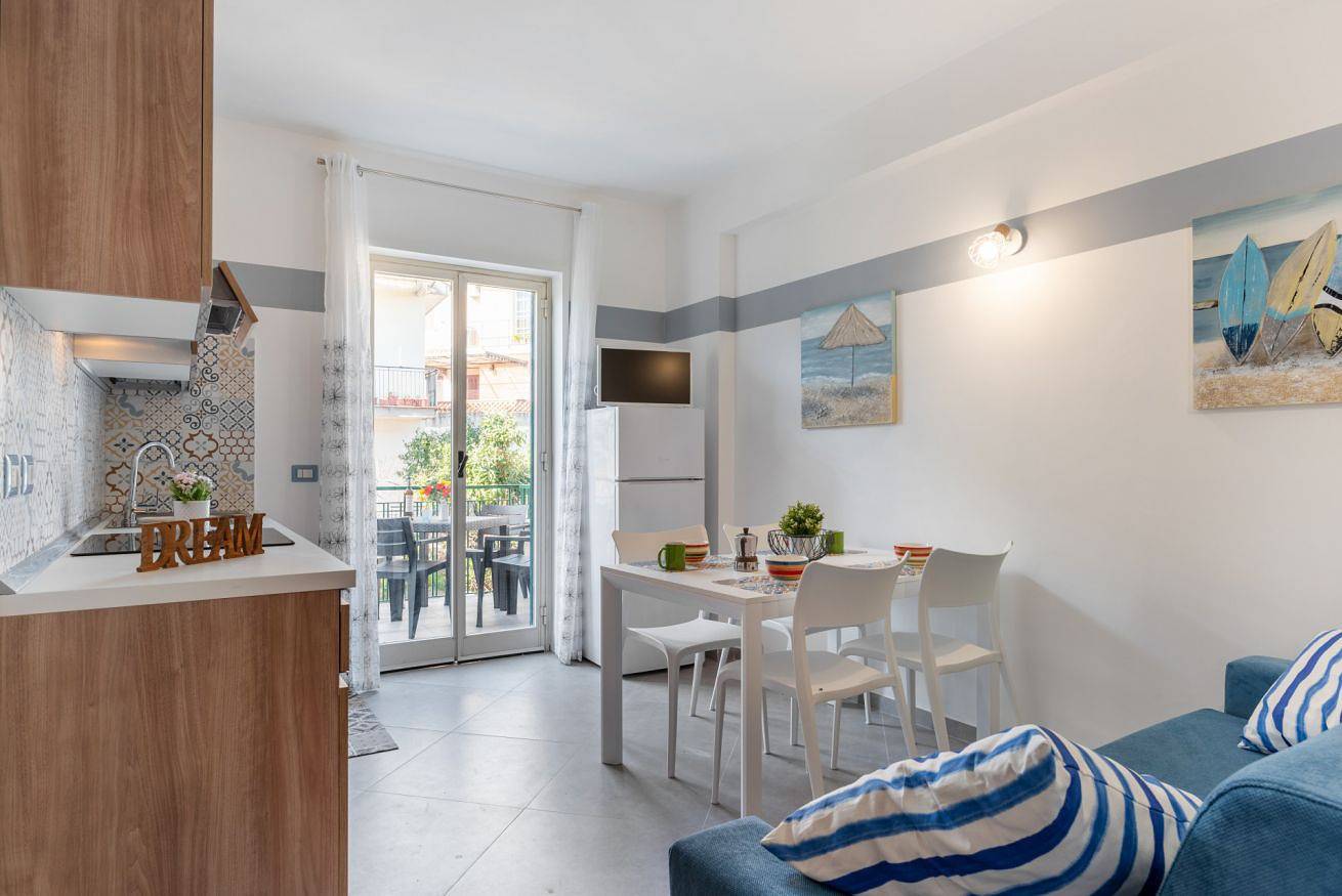 Appartement entier, Appartement de vacances pour 4 personnes avec balcon in Giardini-Naxos, Province de Messina