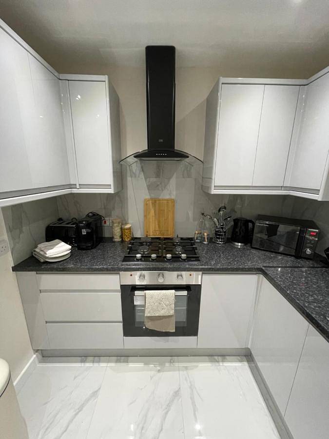 Entire apartment, Luxury 3 Bed House - 10 min walk from Dartford Town Centre - Fully Refurbished in Dartford, Kent
