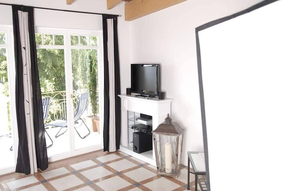 Entire apartment, Apartment for 2 persons in a villa near the Elb coast , easeful and sunny in Pirna, Elbe Sandstone Mountains