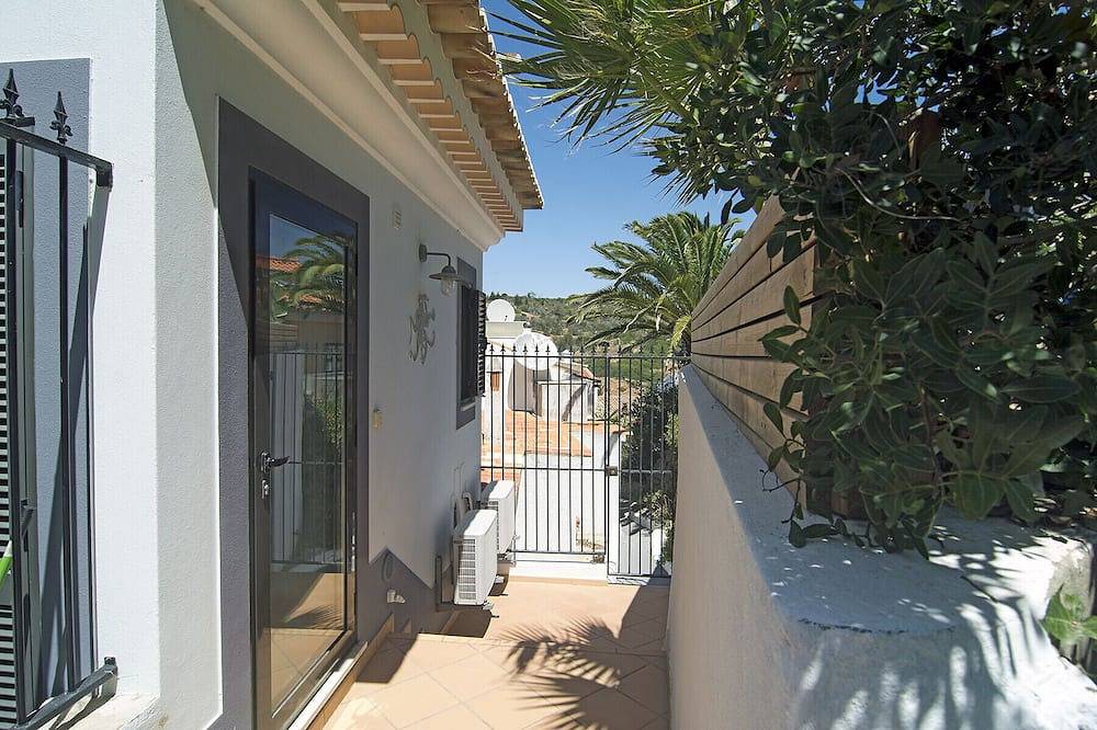 Apartamento inteiro, Casa Sereia Mar, apartamento moderno, vista mar in Salema, Parque Natural do Sudoeste Alentejano e Costa Vicentina