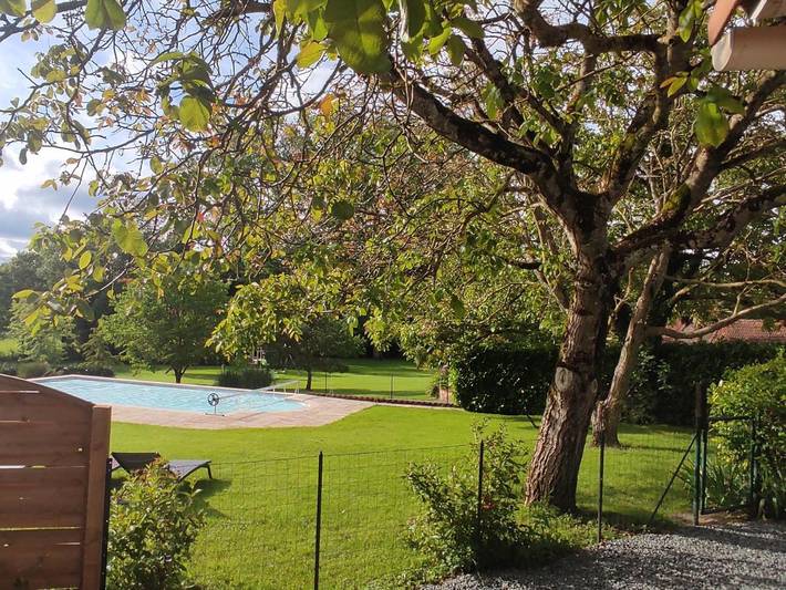 Location de vacances pour 4 personnes, avec jardin ainsi que vue et piscine à Saint-Juire-Champgillon - 4