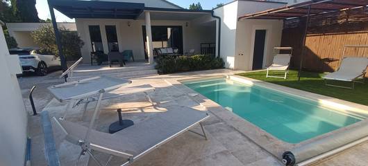 Gîte pour 6 personnes, avec terrasse ainsi que jardin et piscine à Saint-Rémy-de-Provence