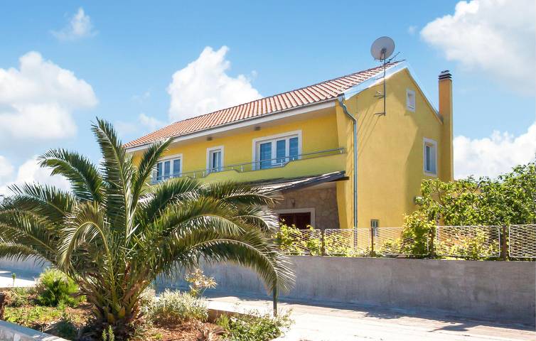 Ganze Ferienwohnung, Gemütlich, 1,5 km vom Strand entfernt: WLAN, Klimaanlage, Doppelbett, Terrasse und Küche! in Spongiola, Krapanj (Kroatische Adria)