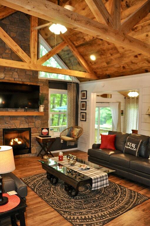 Relax Refresh & Reconnect Lakefront on Autumn Lake, 3min to Salmon River in Ontariosee