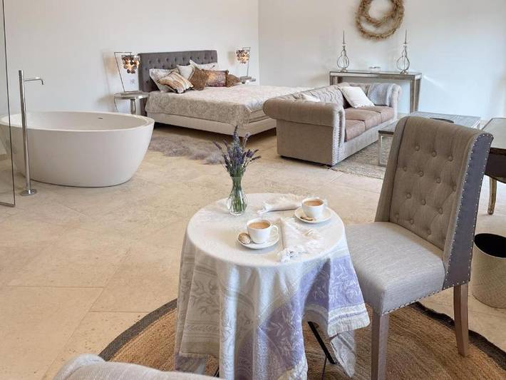 Location de vacances pour 10 personnes, avec jardin ainsi que piscine et vue à Murs - 2