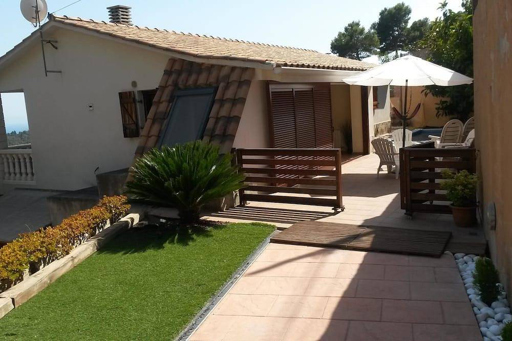 Casa De Vacaciones Con Piscina Privada, Mar Espectacular Y Vista A La Montaña in San Cipriano de Vallalta, Costa del Maresme