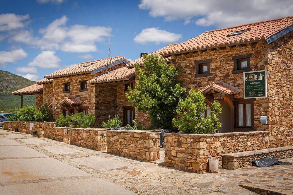 In the Maillo house you can enjoy a terrace with barbecue and a front patio in Horcajuelo de la Sierra, Madrid Province