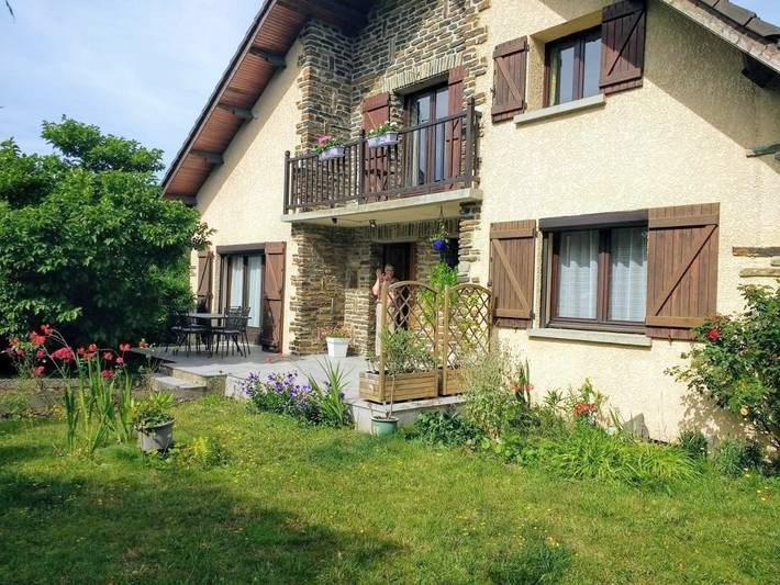 Chambre d’hôte pour 3 personnes, avec Terrasse ainsi que Jardin et Vue à Fumay