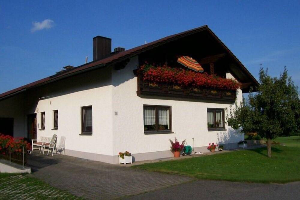 Ganze Wohnung, Geräumige Fewo (115 m2) mit Balkon und Garten - perfekt für Ihren Familienurlaub! in Zandt, Ostbayern