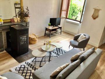Gîte pour 4 personnes, avec vue et balcon, adapté aux familles à Passenans