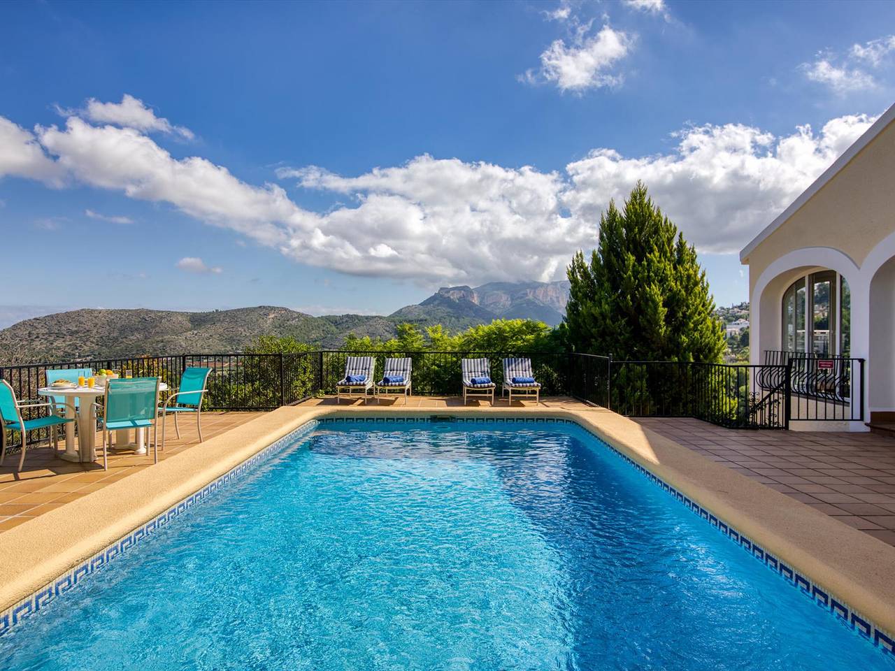 Hermosa casa en Denia con piscina privada, Wi-Fi, aire acondicionado y estacionamiento in La Sella, Pedreguer