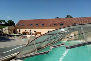Gîte pour 7 personnes, avec terrasse et piscine ainsi que sauna et jacuzzi à Rety